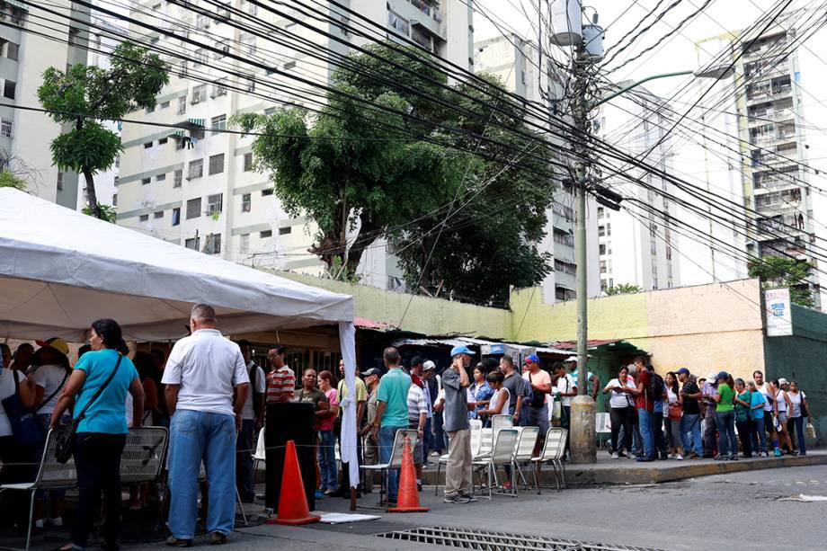 Filas se formam em frente à estações de votação para o plebiscito contra Nicolás Maduro, em Caracas, na Venezuela - 16/07/2017