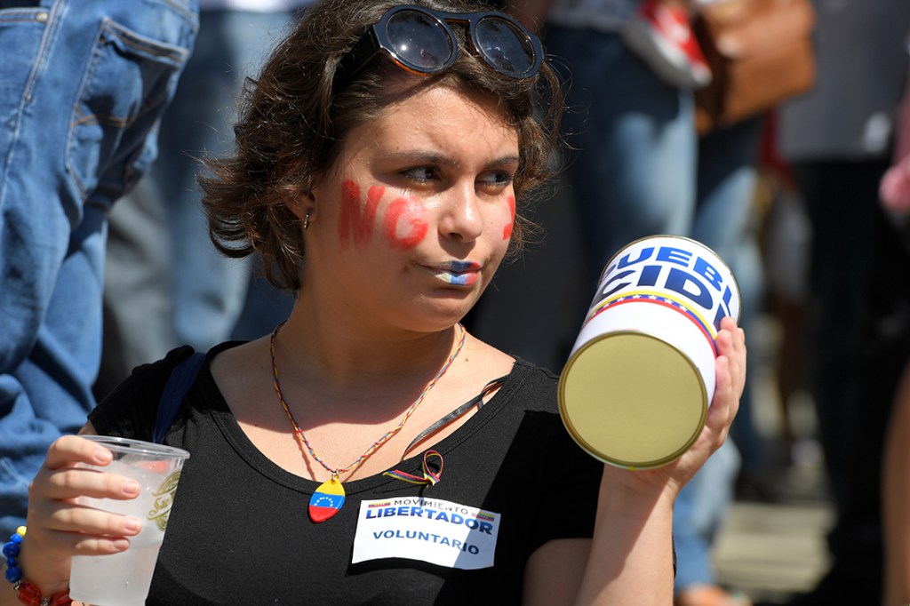 Mulher pinta o rosto em protesto contra o presidente Nicolás Maduro