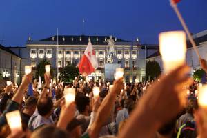 Milhares saem às ruas em protestos na Polônia
