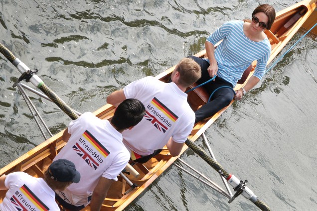 O princesa Kate, duquesa de Cambridge, da Grã-Bretanha, passeia em uma regata de remo durante o terceiro dia de visita à Alemanha, na cidade de Heidelberg
