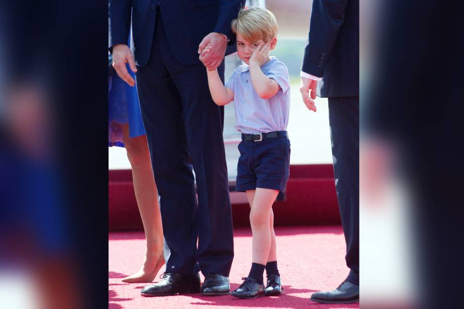 O príncipe George, filho do príncipe William e da duquesa Catherine, faz manha ao acompanhar seus pais em visita à Alemanha em julho de 2017