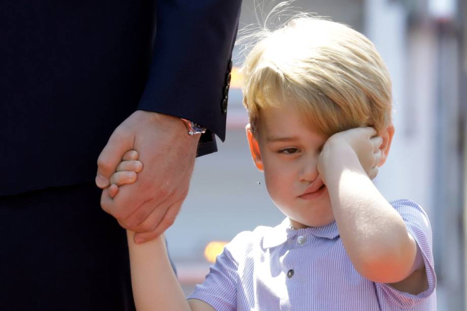 O príncipe George, filho do príncipe William e da duquesa Catherine, faz manha ao acompanhar seus pais em visita à Alemanha em julho de 2017