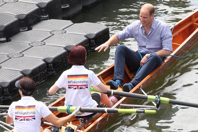 O príncipe William, duque de Cambridge, da Grã-Bretanha, passeia em uma regata de remo durante o terceiro dia de visita à Alemanha, na cidade de Heidelberg