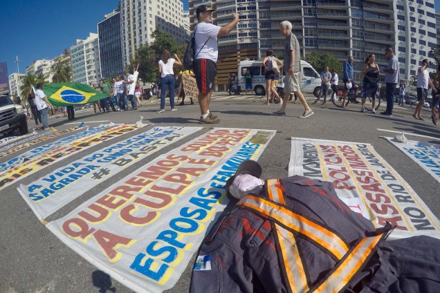 Protesto contra a violência e morte de policias na orla de Copacabana, altura do posto 5, no Rio de Janeiro (RJ) - 23/07/2017