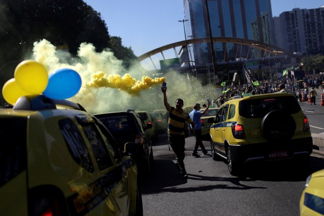 Motoristas de táxi se reúnem em frente a prefeitura do Rio de Janeiro para reivindicar a regulamentação de aplicativos de carona remunerada - 27/07/2017