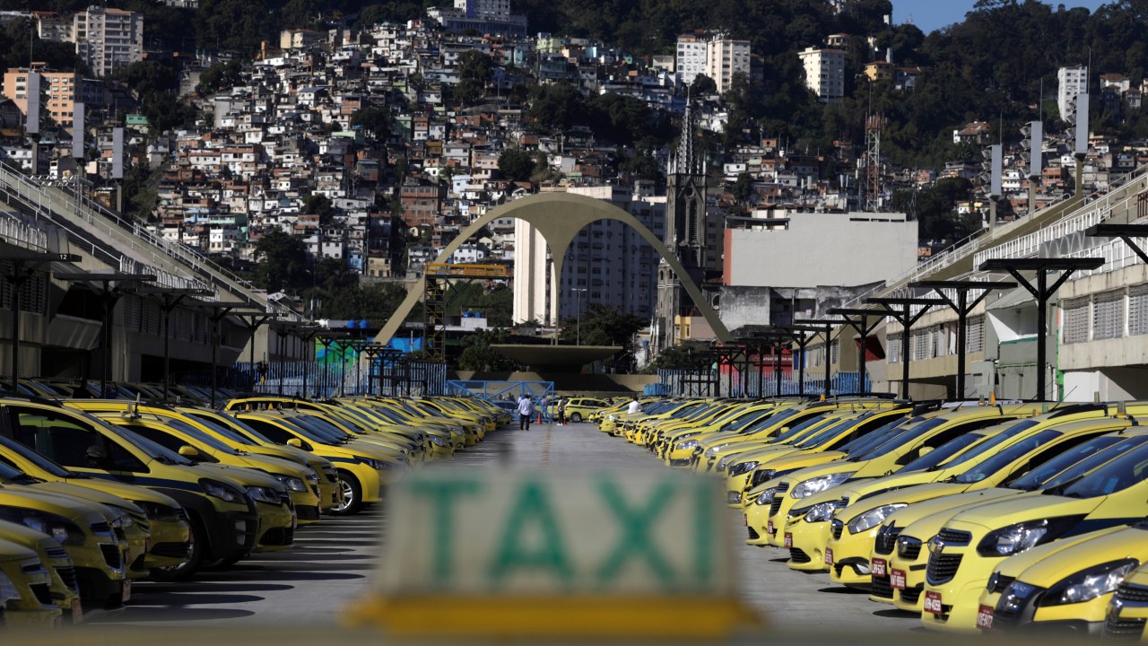 Taxistas do Rio de Janeiro protestam contra aplicativos