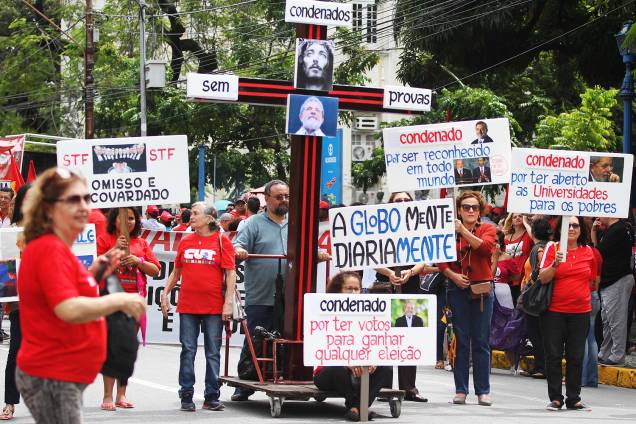 Movimentos sociais e grupos sindicais ligados à CUT realizam protesto no Parque Treze de Maio, no Centro do Recife (PE), contra a sentença do juiz Sérgio Moro que condenou o ex-presidente Luiz Inácio Lula da Silva - 20/07/2017 Movimentos sociais e grupos sindicais ligados à CUT realizam protesto no Parque Treze de Maio, no Centro do Recife (PE), contra a sentença do juiz Sérgio Moro que condenou o ex-presidente Luiz Inácio Lula da Silva - 20/07/2017