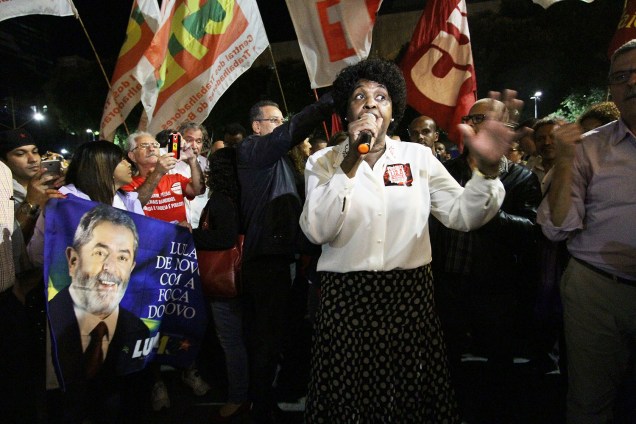 A deputada federal Benedita da Silva durante protesto em defesa dos ex-presidentes Luiz Inácio Lula da Silva e Dilma Rousseff e contra o presidente Michel Temer, no centro do Rio de Janeiro (RJ) - 20/07/2017