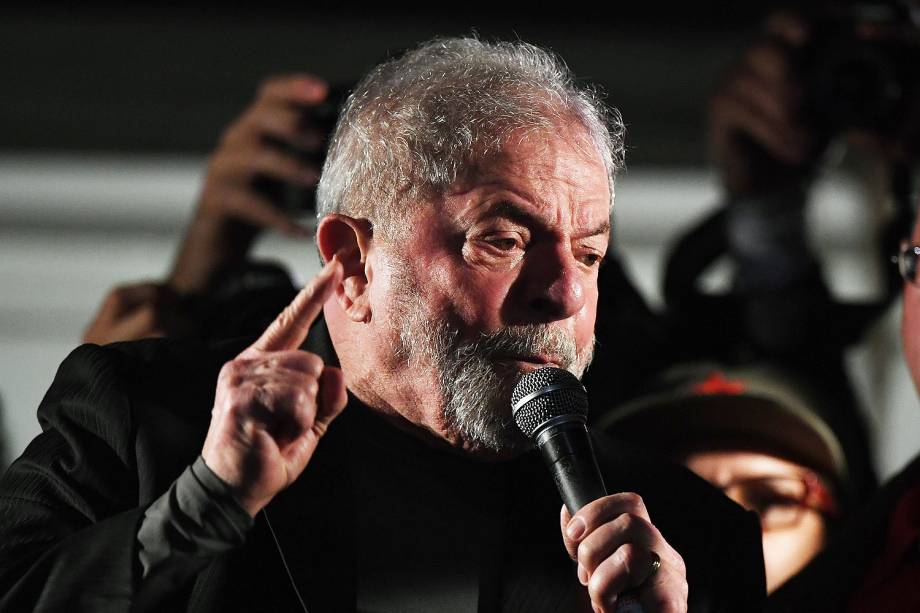 O ex presidente Luiz Inácio Lula da Silva durante protesto pela Democracia, na Avenida Paulista, em São Paulo (SP) - 20/07/2017