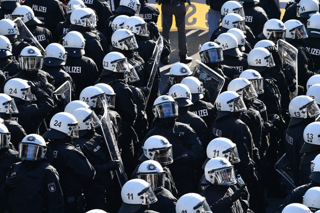 Policiais se organizam para conter manifestação contra conferência do G20 que acontece entre 7 e 8 de julho em Hamburgo, na Alemanha - 06/07/2017