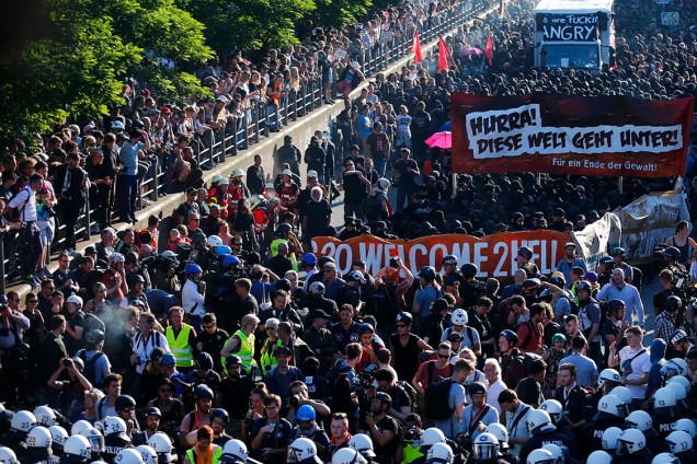 Manifestantes protestam contra conferência do G20, em Hamburgo, norte da Alemanha - 06/07/2017