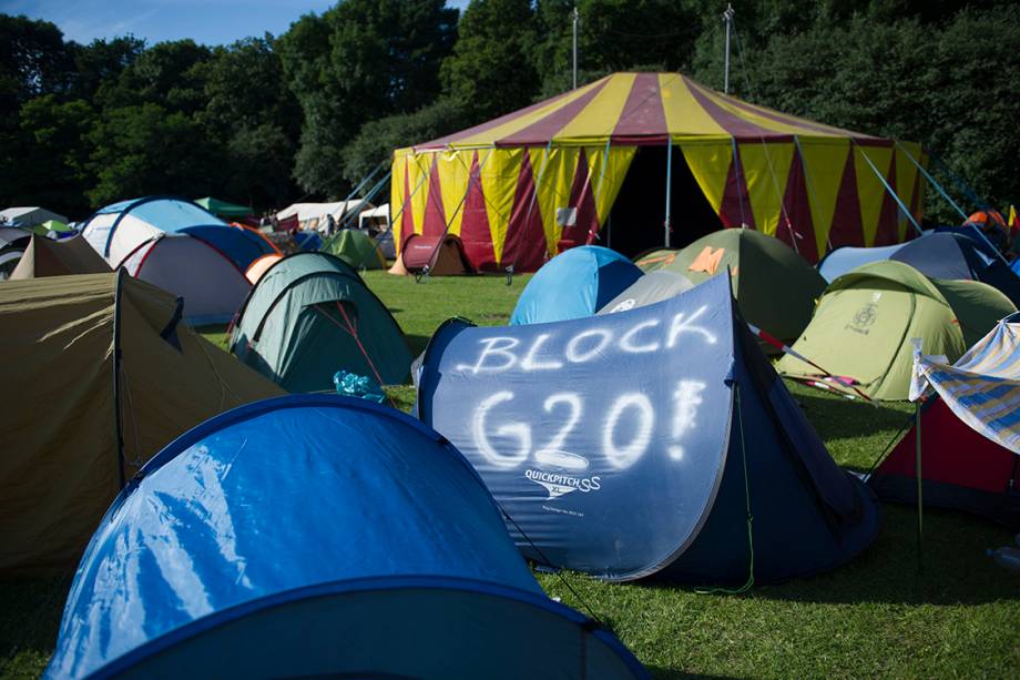 Ativistas anti-capitalistas acampam em forma de protesto em frente ao parque Altonaer Volkspark, em Hamburgo, como forma de protesto contra a conferência do G20, na Alemanha Ativistas anti-capitalistas acampam em forma de protesto em frente ao parque Altonaer Volkspark, em Hamburgo, como forma de protesto contra a conferência do G20, na Alemanha