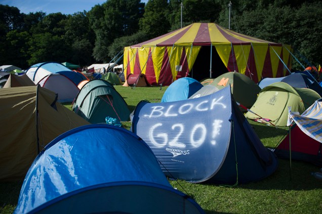 Ativistas anti-capitalistas acampam em forma de protesto em frente ao parque Altonaer Volkspark, em Hamburgo, como forma de protesto contra a conferência do G20, na Alemanha