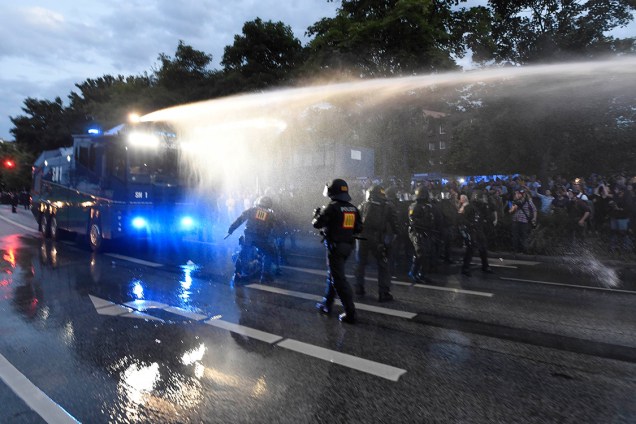 Polícia alemã utiliza caminhões pipa e jatos d'água para dispersar manifestações contra a conferência do G20 em Hamburgo, na Alemanha - 06/07/2017