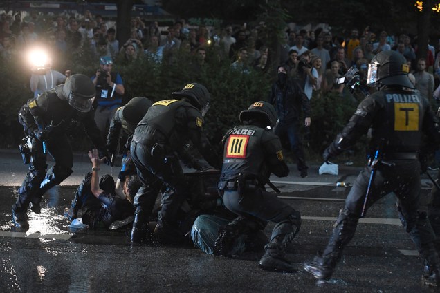 Polícia alemã repreende manifestantes que protestavam contra o G20 em Hamburgo, na Alemanha - 06/07/2017