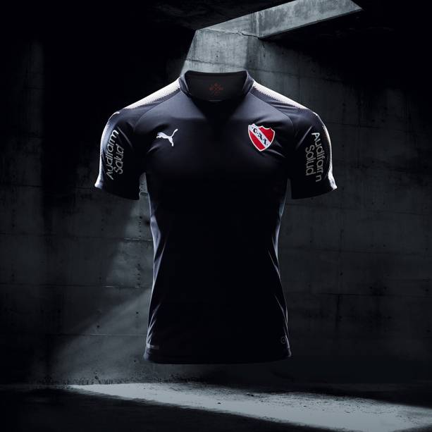 Puma lança série de 23 camisas pretas de times, denominadas Step Out