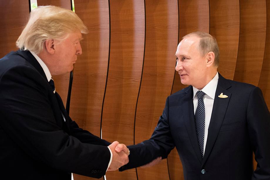 Presidentes Donald Trump, dos Estados Unidos, e Vladimir Putin, da Rússia, se encontram durante conferência do G20 em Hamburgo, na Alemanha - 07/07/2017