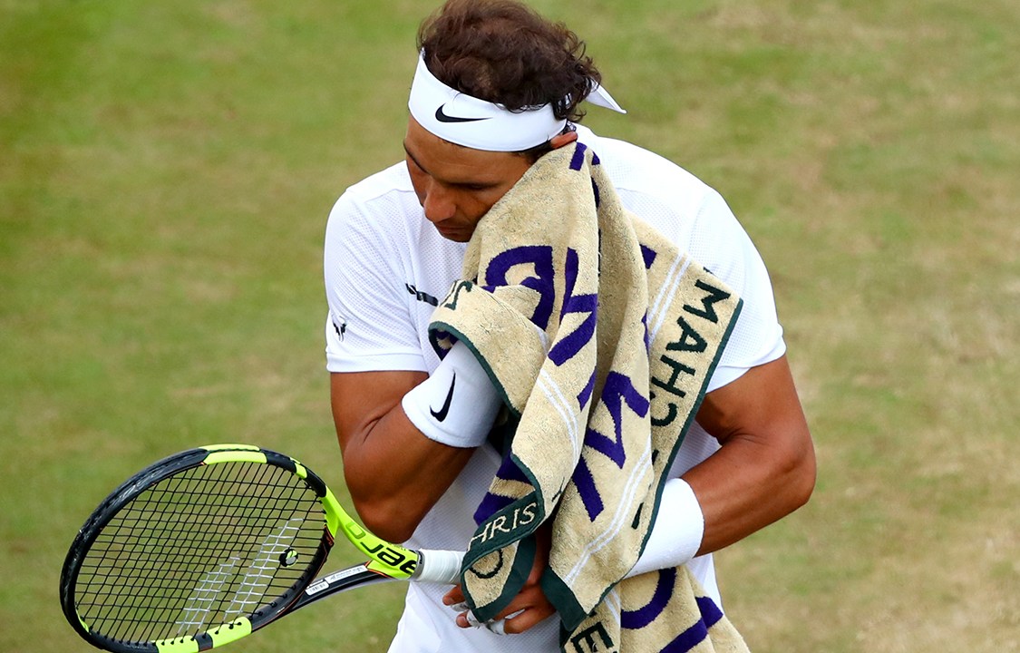 Espanhol Rafael Nadal lamenta derrota contra o luxemburgo Gilles Muller e é eliminado do torneio de Wimbledon, em Londres