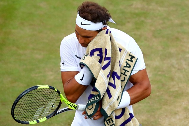 Espanhol Rafael Nadal lamenta derrota contra o luxemburgo Gilles Muller e é eliminado do torneio de Wimbledon, em Londres - 10/07/2017