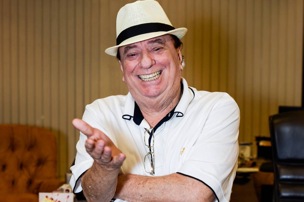 Após uma semana internado, Raul Gil recebe alta do hospital