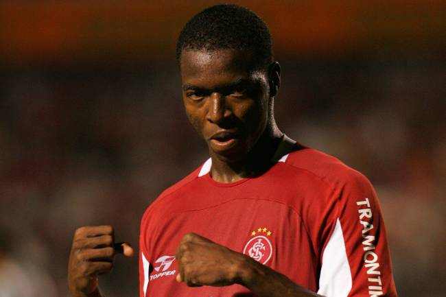 Rentería, do Internacional, comemora gol durante jogo entre Internacional e Coritiba, válida pelo Campeonato Brasileiro 2005, no estádio Beira Rio