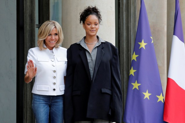 A primeira-dama francesa, Brigitte Macron (e), recebe a cantora Rihanna, fundadora da instituição Clara Lionel, no Palácio do Eliseu - 26/07/2017