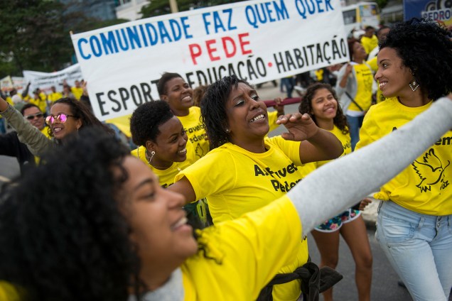 Moradores e representantes de 47 comunidades durante protesto das Favelas pela Paz, contra a violência nas comunidades do Rio, em frente ao Copacabana Palace, no Rio de Janeiro (RJ) - 02/07/2017