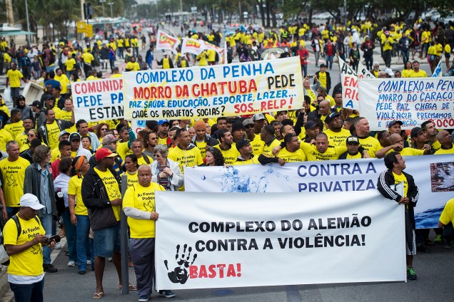 Moradores e representantes de 47 comunidades durante protesto das Favelas pela Paz, contra a violência nas comunidades do Rio, em frente ao Copacabana Palace, no Rio de Janeiro (RJ) - 02/07/2017