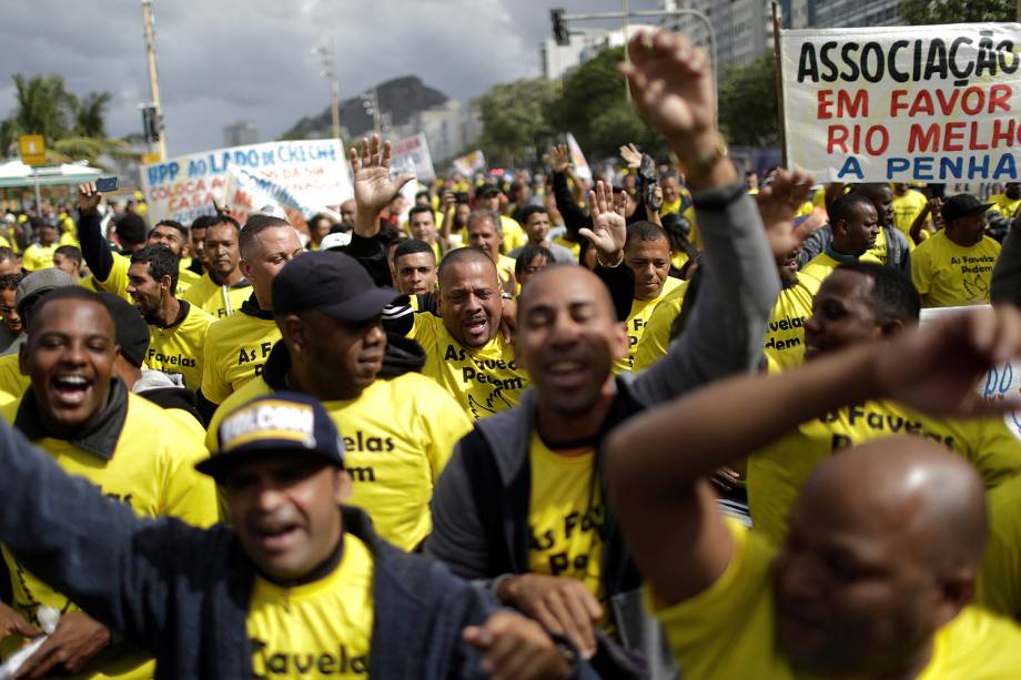 Moradores e representantes de 47 comunidades durante protesto das Favelas pela Paz, contra a violência nas comunidades do Rio, em frente ao Copacabana Palace, no Rio de Janeiro (RJ) - 02/07/2017