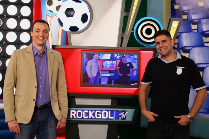 Paulo Bonfá apresenta o programa Rockgol, da MTV