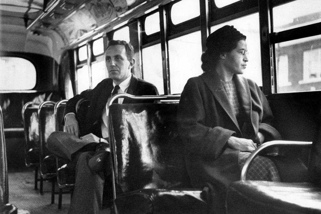Assento Histórico – Rosa Parks no lugar reservado para brancos em 1955: conquista revertida em O Vendido