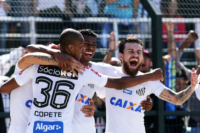Bruno Henrique comemora seu gol durante o jogo entre Santos e Bahia no Estádio do Pacaembu - 23/07/2017