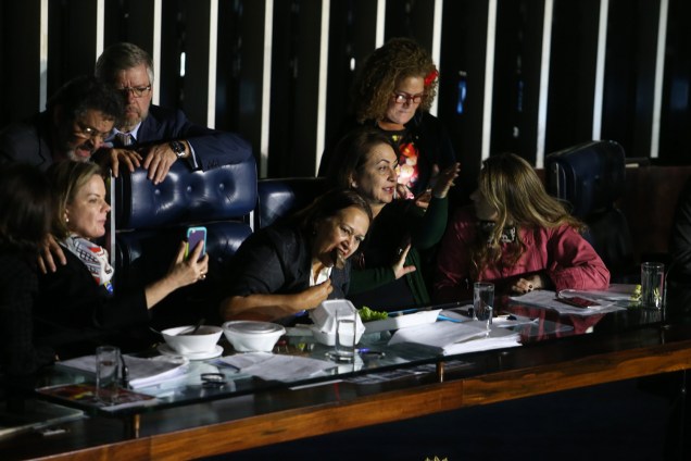 O presidente do Senado, Eunício Oliveira (PMDB-CE),  mandou apagar as luzes do plenário, após ter sua mesa ocupada pelas senadoras Gleisi Hoffmann (PT-PR), Fátima Bezerra (PT-RN), Kátia Abreu (Sem partido-TO) e a senadora Vanessa Grazziotin (PCdoB-AM), durante a votação da reforma trabalhista - 11/07/2017