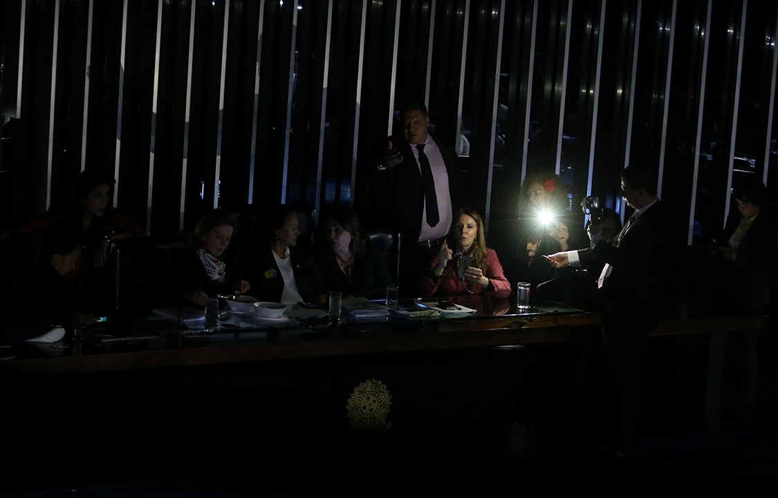 Senadores conduzem reunião no escuro após falha da energia do Plenário, em Brasília