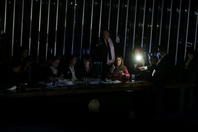 Senadores de oposição ficam no escuro depois que as luzes do plenário foram desligadas por ordem do presidente do Senado, Eunicio Oliveira, após o encerramento da sessão que discutia a reforma trabalhista em Brasília - 11/07/2017