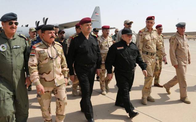 O primeiro-ministro iraquiano, Haider al-Abadi, chega em Mossul após declarar vitória sobre o Estado Islâmico O primeiro-ministro iraquiano, Haider al-Abadi, chega em Mossul após declarar vitória sobre o Estado Islâmico