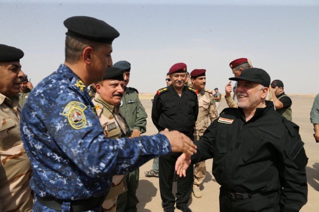 O primeiro-ministro iraquiano, Haider al-Abadi, chega em Mossul após declarar vitória sobre o Estado Islâmico