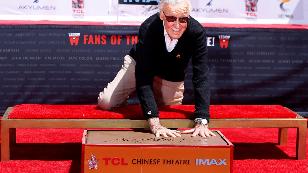 Stan Lee, lenda da Marvel, deixa sua marca no cimento de Hollywood