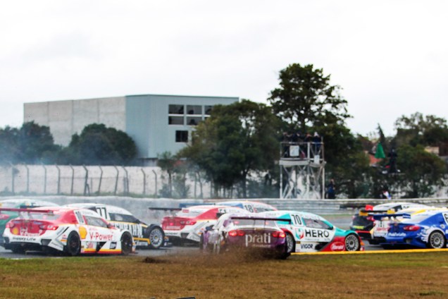 Carros da stock car durante largada da corrida do milhão em Curitiba (PR), no autódromo internacional de Pinhais, região metropolitana de Curitiba (PR) - 02/07/2017