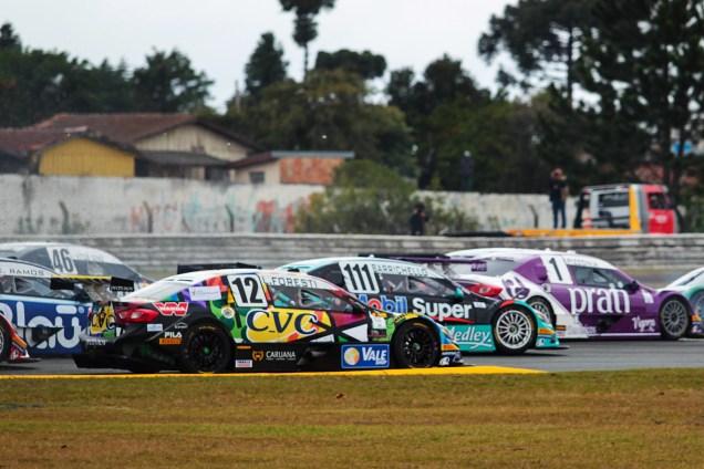 Carros da stock car durante largada da corrida do milhão em Curitiba (PR), no autódromo internacional de Pinhais, região metropolitana de Curitiba (PR) - 02/07/201
