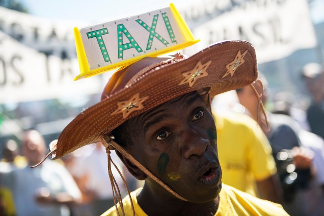 O Sindicato dos Taxistas Autônomos organizou o protesto contra a regulamentação dos aplicativos de carona remunerada na capital carioca - 27/07/2017