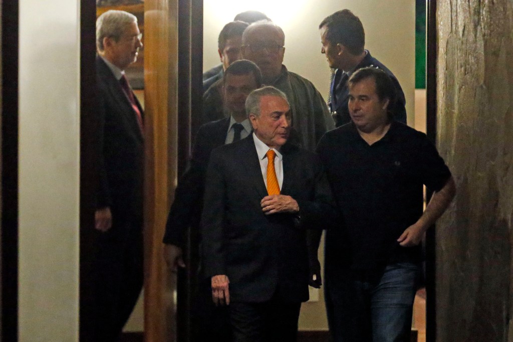 Michel Temer deixa a residência oficial do presidente da Câmara após jantar com Rodrigo Maia