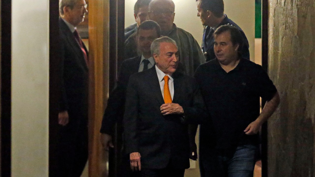 Michel Temer deixa a residência oficial do presidente da Câmara após jantar com Rodrigo Maia