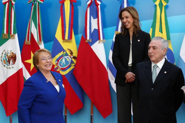 A presidente do Chile, Michelle Bachelet, sorri ao lado do presidente do Brasil, Michel Temer, e da ministra da Comércio, Indústria e Turismo da Colômbia, Maria Claudia Lacouture, antes da foto oficial na cúpula do bloco comercial do Mercosul em Mendoza, Argentina - 21 de julho de 2017