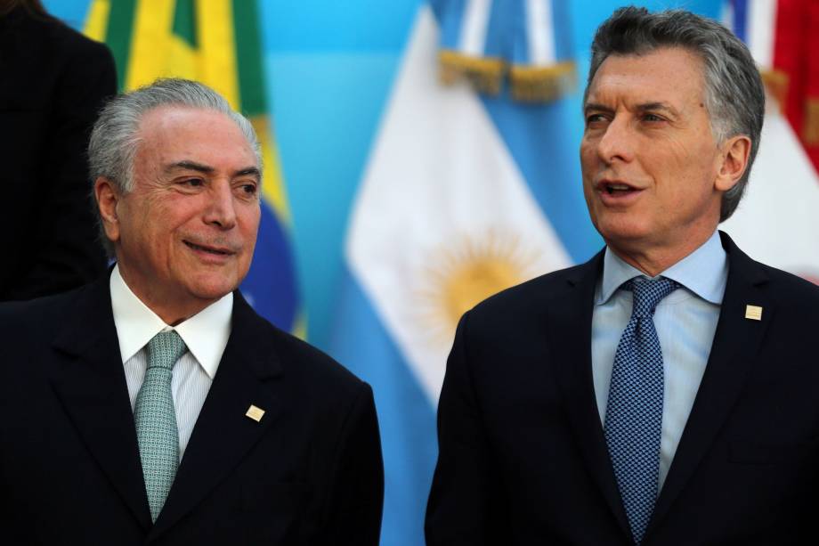 O presidente do Brasil, Michel Temer, e o presidente da Argentina, Mauricio Macri, conversam antes da foto oficial na cúpula do bloco comercial do Mercosul em Mendoza, Argentina - 21/07/2017