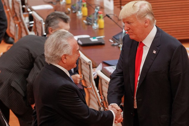 O presidente Michel Temer cumprimenta o presidente dos Estados Unidos, Donald Trump, durante a cúpula do G20, na Alemanha