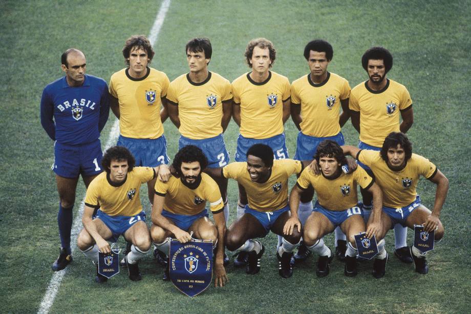 Time posado do Brasil: em pé, Valdir Peres, Oscar, Leandro, Falcão, Luisinho e Júnior; agachados, Dirceu, Sócrates, Serginho, Zico e Éder, durante jogo contra a União Soviética, pela Copa do Mundo de Futebol, no Estádio Ramón Sánchez Pizjuán - 14/06/1982