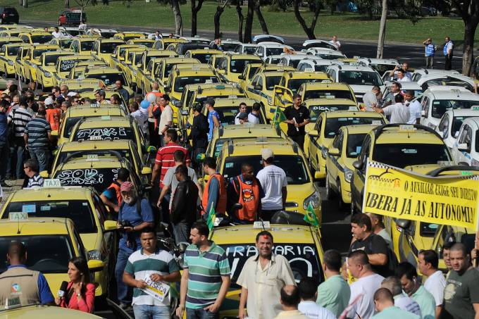 Taxistas do Rio protestam contra Uber e 99 Pop