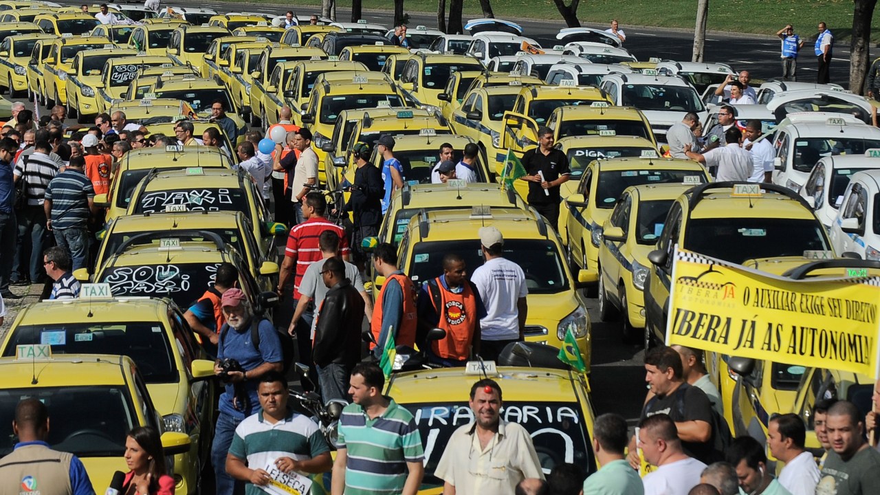 Taxistas do Rio protestam contra Uber e 99 Pop