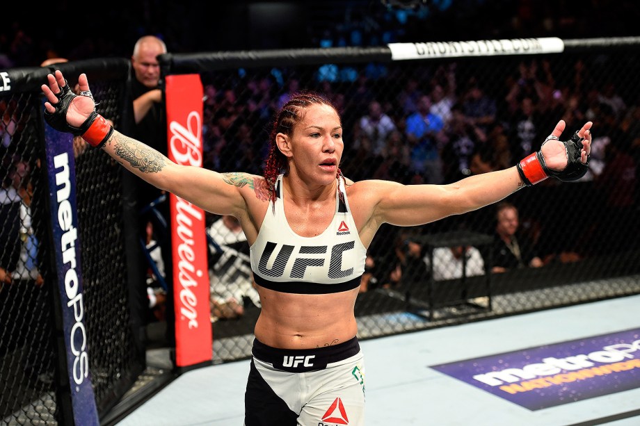 Cris Cyborg vence Tonya Evinger no UFC 214 em Anaheim (EUA) - 29/07/2017